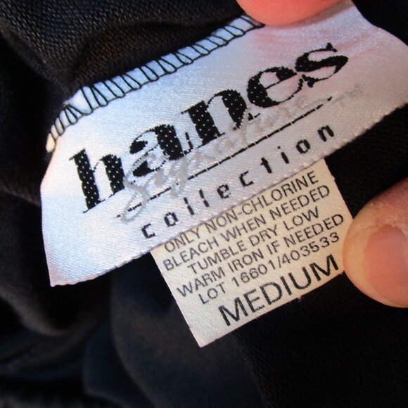 Lightwweight polyester black skirt with pockets. Hanes medium size, 31 inch. - Picture 6 of 10